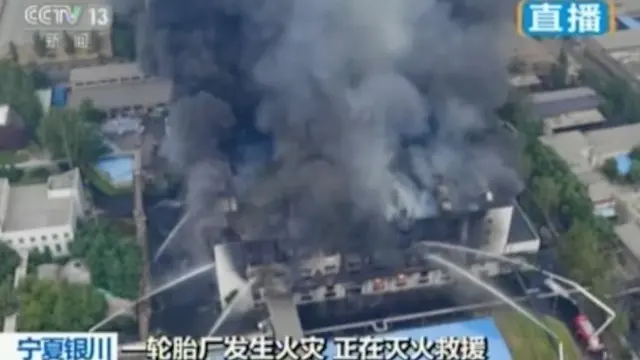 Musibah kebakaran melanda pabrik ban di wilayah Yinchuan, China. Kobaran api menghanguskan  ratusan ton ban yang tersimpan di lantai enam.