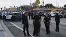 Aparat kepolisian berjaga di luar toko pakaian Marathon Clothing setelah insiden penembakan rapper kenamaan Nipsey Husle di Los Angeles, Minggu (31/3). Nipsey Husle tewas setelah mendapatkan tembakan sebanyak enam kali dan ada dua orang yang dikabarkan terluka dalam kejadian itu. (Mark RALSTON/AFP)