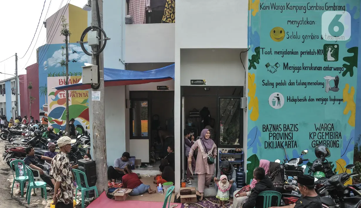 Aktivitas warga saat mulai menghuni rumahnya di Kampung Gembira Gembrong, Cipinang Besar Utara, Jakarta Timur, Minggu (9/10/2022). Pasca diresmikan oleh Gubernur DKI Jakarta pada Jumat (7/10) kemarin, warga korban kebakaran yang sebelumnya mengungsi di Rusun Cipinamg Besar Utara kini mulai kembali menghuni Kampung Gembira Gembrong. (merdeka.com/Iqbal S. Nugroho)