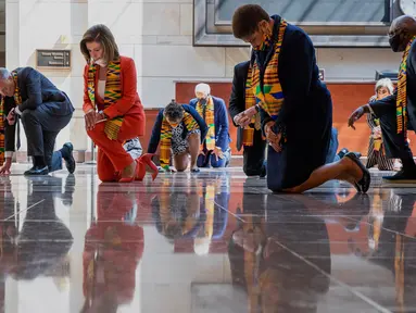 Ketua DPR Nancy Pelosi (tengah) bersama beberapa anggota Kongres AS dari Fraksi Demokrat berlutut dan mengheningkan cipta di Gedung Kongres AS, Senin (8/5/2020). Mereka berlutut untuk memberikan penghormatan terhadap mendiang George Floyd dan korban kebrutalan polisi lainnya (AP/Manuel Balce Ceneta)
