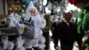 Pernak-pernik dekoratif untuk perayaan Natal yang dijual pun bervariasi. (Arun SANKAR/AFP)
