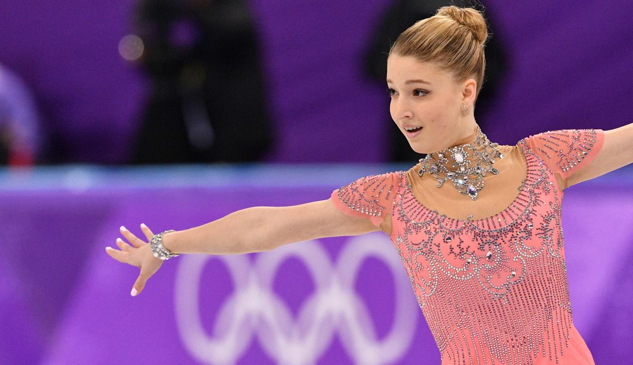 Maria Sotskova bersaing dalam kejuaraan figure skating selama Olimpiade Musim Dingin 2018 di Gangneung Ice Arena, Gangneung, Korea Selatan (21/2). Sotskova merupakan atlet Rusia kelahiran 12 April 2000. (AFP Photo/Mladen Antonov)