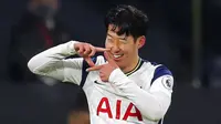 Penyerang Tottenham Hotspur, Son Heung-min, melakukan selebrasi usai mencetak gol ke gawang Arsenal pada laga Liga Inggris di London, Minggu (6/12/2020). Tottenham menang dengan skor 2-0. (Catherine Ivill/Pool via AP)