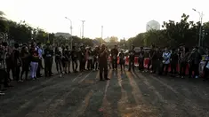 Aktivis Jaringan Solidaritas Korban untuk Keadilan (JSKK) menggelar aksi Kamisan ke-589 di depan Istana Merdeka, Jakarta, Kamis (20/6/2019). Dalam aksinya, JSKK meminta Presiden Joko Widodo memegang teguh komitmen untuk menyelesaikan pelanggaran HAM berat masa lalu. (Liputan6.com/Johan Tallo)