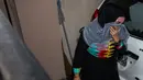 Anggota Bareskrim Mabes Polri melakukan penggeledahan di rumah Novel Baswedan di perumahan Kelapa Gading, Jakarta, Jumat (1/5/2015). Seorang wanita terlihat menangis saat petugas Bareskrim melakukan penggeladahan (Liputan6.com/Faizal Fanani)