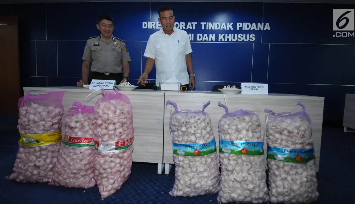 Wadir Tipideksus Polri, Kombes Pol Daniel Tahi Monang Silitonga (kanan) melihat barang bukti jelang rilis penyalahgunaan distribusi bawang putih impor di Jakarta, Kamis (31/5). DirTipideksus mengamankan 30.000 ton. (Liputan6.com/Helmi Fithriansyah)