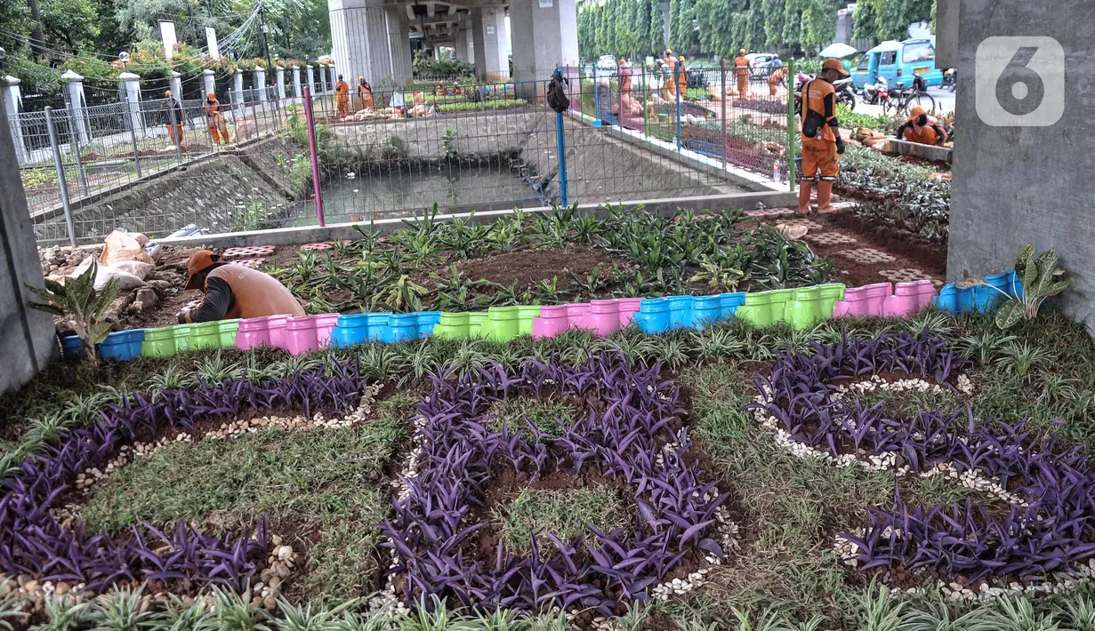 Petugas penanganan prasarana dan sarana umum (PPSU) Kelurahan Cipinang Besar Selatan saat menyelesaikan pembuatan taman di Jalan DI Panjaitan, Jakarta Timur, Rabu (14/12/2022). Dari 85.310 petugas di DKI Jakarta, sebanyak empat persen atau sekitar 3.400 orang di antaranya Penyedia Jasa Lainnya Perorangan (PJLP) berusia di atas 56 tahun. (merdeka.com/Iqbal S. Nugroho)