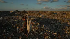 Seorang anak Palestina yang mengungsi mencari kayu bakar dan plastik di tempat pembuangan sampah di samping kamp tenda darurat tempat keluarganya berlindung, di Khan Younis, Jalur Gaza selatan, Selasa 30 September 2025. (AP Photo/Jehad Alshrafi)