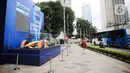 Replika mobil balap listrik Formula E dipamerkan di Bundaran HI, Jakarta, Senin (27/3/2023). (Liputan6.com/Faizal Fanani)