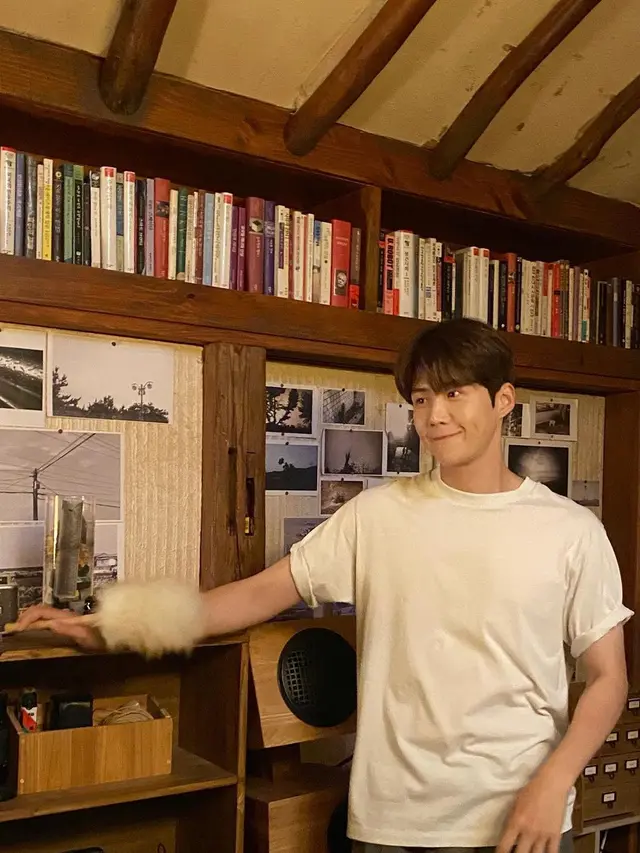 Pesona Kim Seon Ho Saat Kenakan Kaos Oblong yang Bikin Melting