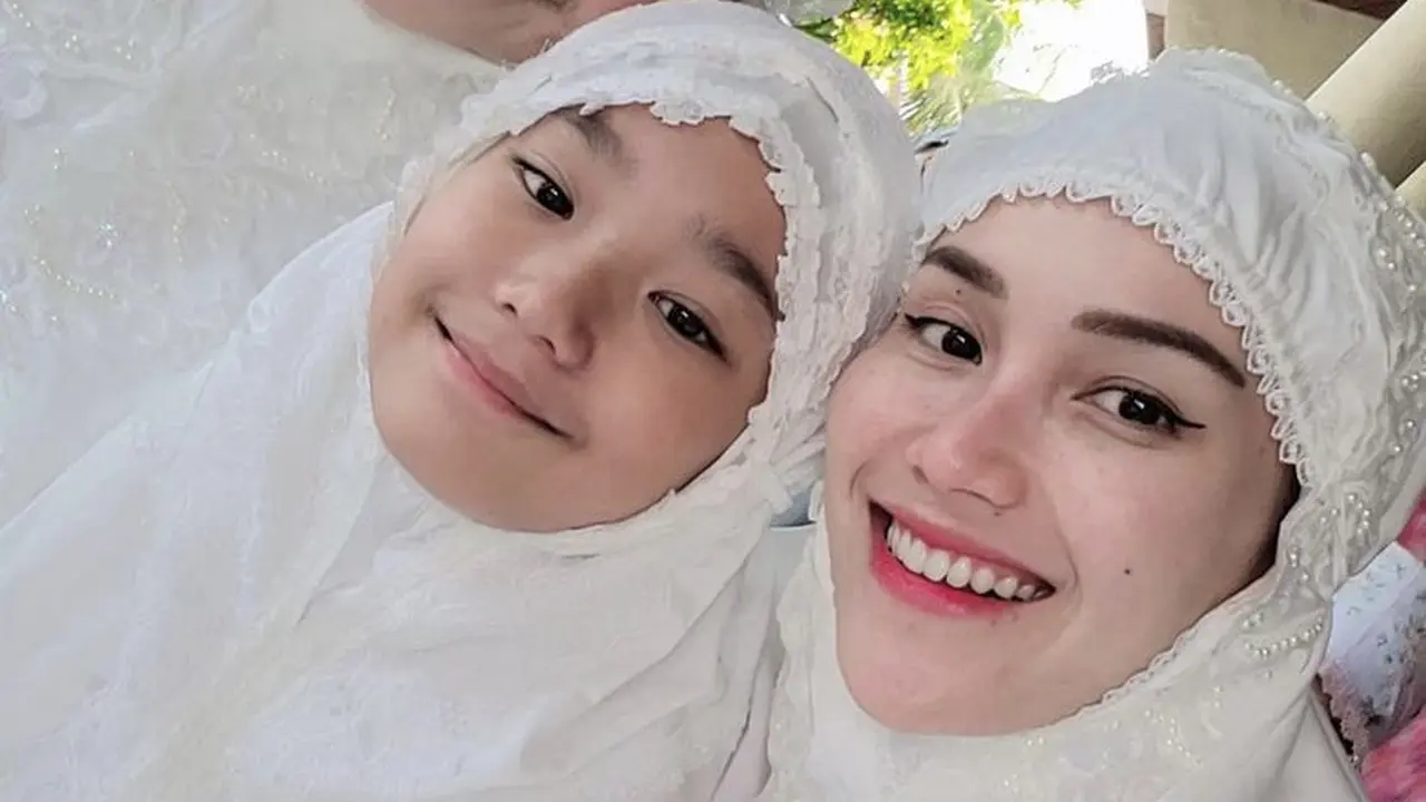 Pesona Para Selebritis Mengenakan Mukena Saat Sholat Idul Adha