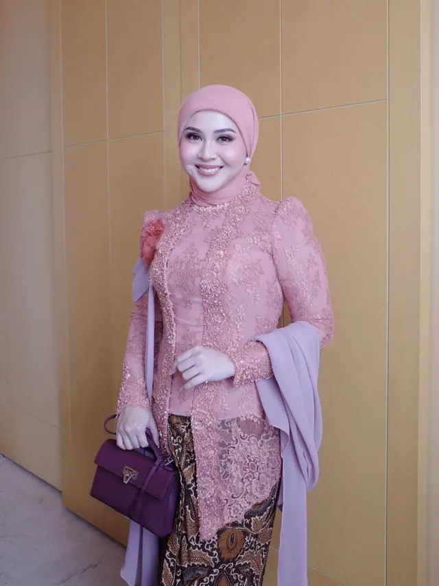 Kesha Ratuliu Bridesmaid Syifa Hadju saat Akad Nikah. [@kesharatuliu05]