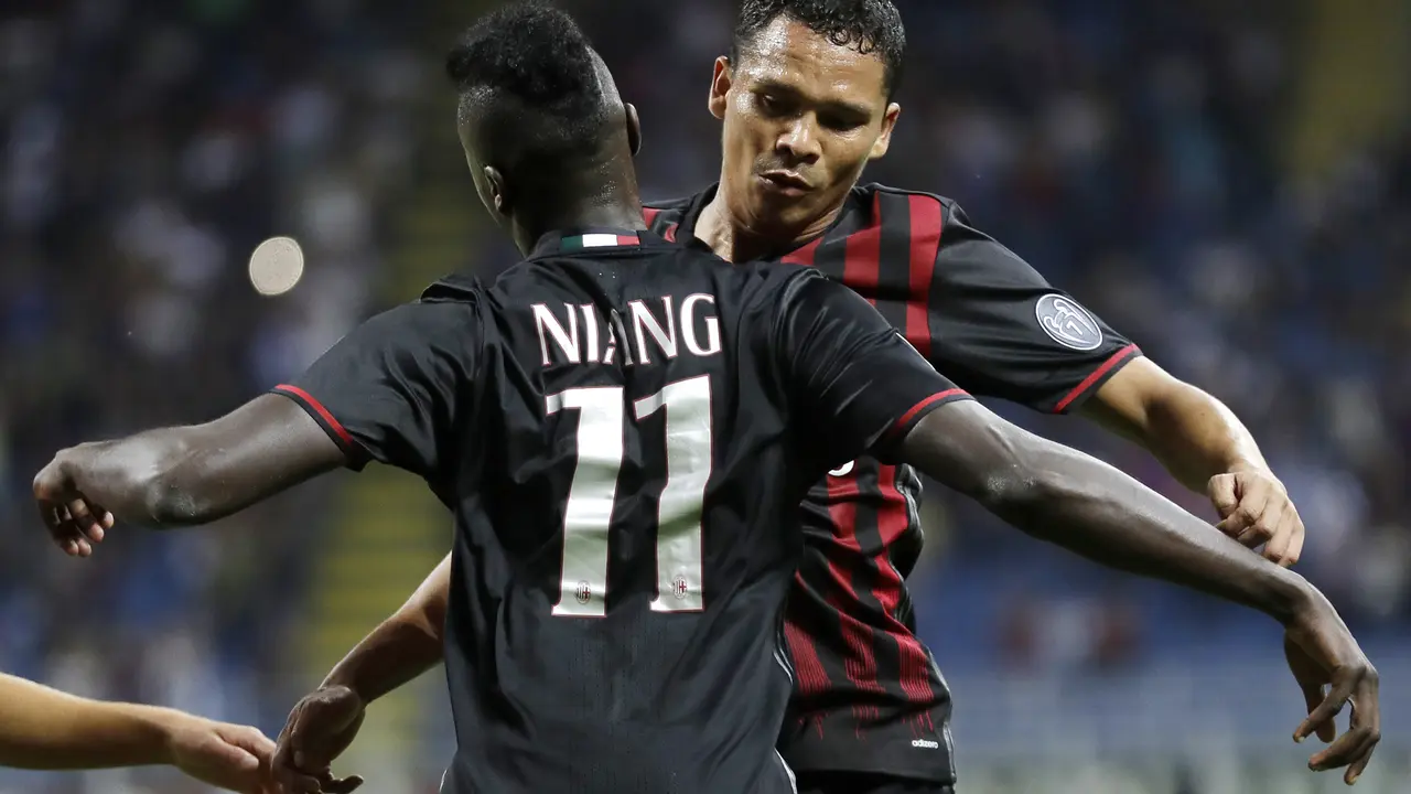 Striker AC Milan Carlos Bacca dan Mbaye Niang (AP Photo/Antonio Calanni)