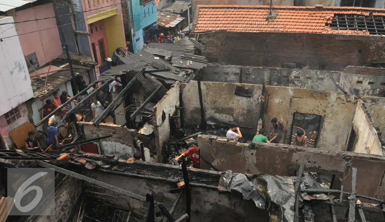 Warga berusaha memadamkan api saat kebakaran di Jalan Kramat Pulo Dalam RT 03 RW 08, Senen, Jakarta, Selasa (3/11/2015). Sekitar 10 rumah hangus akibat kebakaran yang terjadi. (Liputan6.com/Gempur M Surya)