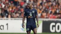 Striker Persela, Loris Arnaud, mengamati rekannya saat melawan Persija pada laga Liga 1 di SUGBK, Jakarta, Selasa (20/11). Persija menang 3-0 atas Persela. (Bola.com/Yoppy Renato)