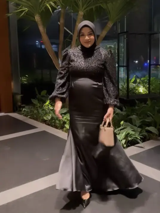 Aurel Hermansyah juga mengenakan long dress lengan panjang yang memiliki payetan di bagian dada. @aurelie.hermansyah.