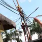 Aktivitas perawatan dan perbaikan kabel listrik di Jakarta, Sabtu (26/12/2020). PT PLN (Persero) menjamin ketersediaan pasokan listrik sepanjang Natal dan Tahun Baru 2020-2021. (Liputan6.com/Angga Yuniar)