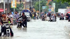 Para pengendara sepeda motor menuntun kendaraan mereka melewati banjir usai hujan monsun di Kota Karachi, Pakistan, 25 Agustus 2020. Menurut Departemen Meteorologi Pakistan, hujan monsun yang lebat pada Agustus ini memecahkan rekor sebagai curah hujan tertinggi dalam 36 tahun terakhir. (Xinhua/Str)
