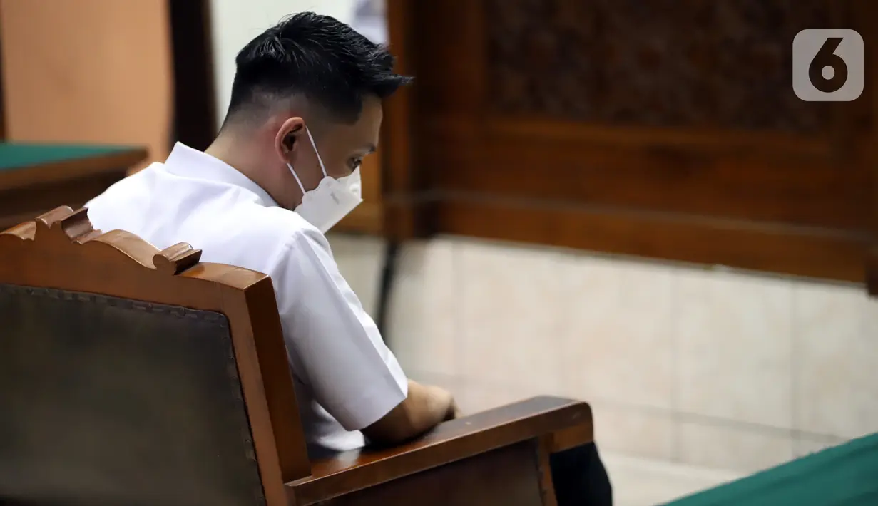 Terdakwa obstruction of justice atau upaya menghalangi penyidikan perkara tewasnya Brigadir Nofriansyah Yosua Hutabarat atau Brigadir J, Kompol Chuck Putranto menjalani sidang tuntutan di Pengadilan Negeri Jakarta Selatan, Jumat (27/1/2023). Jaksa meyakini Chuck Putranto terlibat perusakan CCTV yang membuat terhalanginya penyidikan kasus pembunuhan Brigadir J. (Liputan6.com/Johan Tallo)