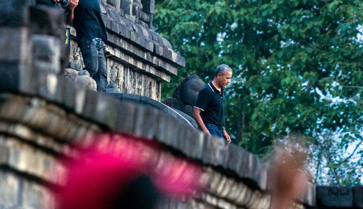 Mantan Presiden Amerika Serikat, Barack Obama berjalan menuruni tangga Candi Borobudur saat berwisata di Magelang, Jawa Tengah, Indonesia, (28/6). Kedatangan Barack Obama dan rombongan disambut meriah wisatawan lainnya. (AP Photo / Slamet Riyadi)
