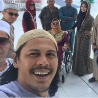Julia Perez tetap menjalani ibadah umrah meski dengan kursi roda.