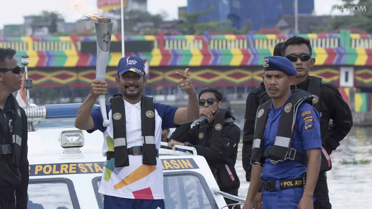 Drs. Zakli Asswan, MM membawa Obor Asian Games 2018