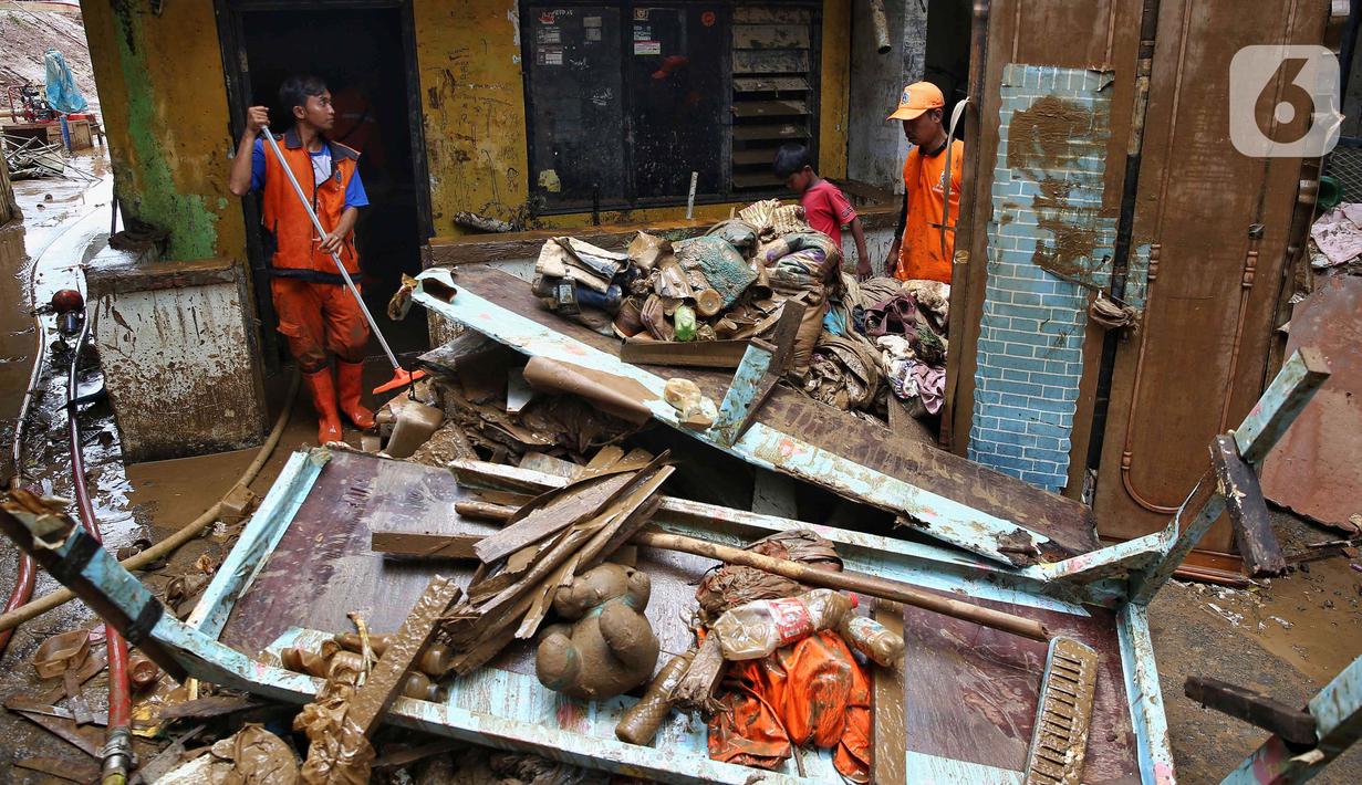 Ratusan personel dari unsur Gulkarmat, PPSU, dan Sudin Sumber Daya Air serta Dinas Lingkungan Hidup Daerah Khusus Jakarta dikerahkan untuk membantu warga membersihkan permukiman pasca banjir yang terjadi pada Selasa (4/3/2025). (Liputan6.com/Angga Yuniar)