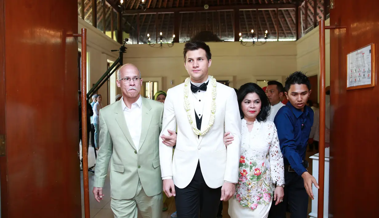 Khidmat dan sakralnya suasana akad nikah Risty Tagor dan Stuart Collin (M. Akrom Sukarya/Bintang.com)