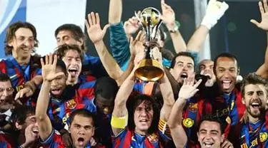 Para pemain Barcelona mengangkat trofi Piala Dunia Antarklub setelah mengalahkan Estudiantes di Abu Dhabi, UEA, 19 Desember 2009. AFP PHOTO/KARIM SAHIB