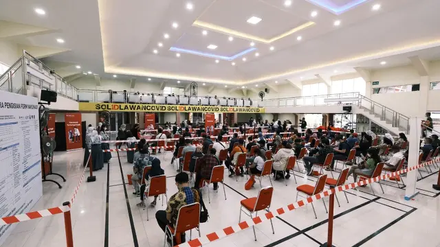 Vaksinasi tahap ketiga atau booster yang digelar CIMB Niaga Finance.