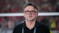 Pelatih Timnas Vietnam, Philippe Troussier, saat mendampingi tim asuhannya menghadapi Timnas Indonesia dalam laga Kualifikasi Piala Dunia 2026 zona Asia di Stadion Utama Gelora Bung Karno (SUGBK) Senayan, Jakarta, Kamis (21/3/2024) malam WIB. (Bola.com/Bagaskara Lazuardi)