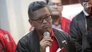 Sekjen DPP PDIP Hasto Kristiyanto saat meresmikan official store atribut PDI Perjuangan di Jakarta, Senin (21/1). PDIP meluncurkan RedMe sebagai official store atribut PDIP pada Pemilu 2019. (Liputan6.com/Faizal Fanani)