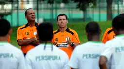 Pelatih Persipura Jayapura, Oswaldo Lessa (kedua dari kiri - hadap lensa) memberikan arahan kepada tim Mutiara Hitam jelang latihan di Lapangan C Senayan, Jakarta, Senin (16/2/2015). (Liputan6.com/Helmi Fithriansyah)