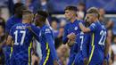 Para pemain Chelsea merayakan gol pertama ke gawang Tottenham Hotspur yang dicetak gelandang Hakim Ziyech (kanan) dalam laga uji coba pramusim 2021/2022 di Stamford Bridge, London, Rabu (4/8/2021). Chelsea bermain imbang 2-2 dengan Tottenham. (Foto: AP/Matt Dunham)