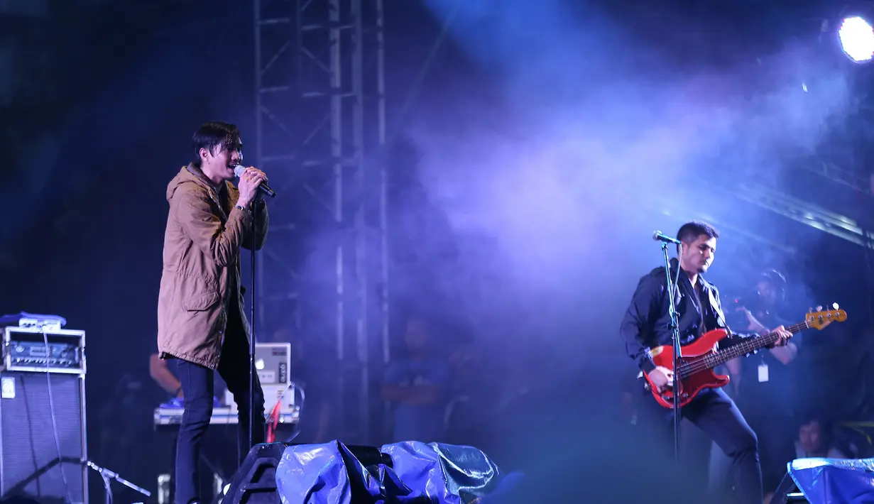 Meski masih dalam suasana duka, para personel Sheila On 7 tampil luar biasa dalam acara We The Fest 2016 yang digelar pada Minggu (14/8) sore. Duta dan kawan-kawan menunjukkan aksi terbaiknya. (Galih W. Satria/Bintang.com)