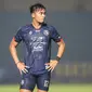 Selain dari keempat pemain asingnya, ada dua pemain lokal andalan yang absen. Salah satunya adalah Rizky Dwi Febrianto. Hal tersebut memaksa pelatih Eduardo Almeida memainkan Achmad Figo. (Bola.com/Bagaskara Lazuardi)