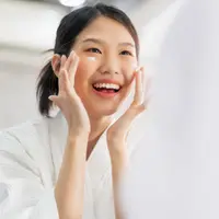 Panduan memilih serum pencerah yang aman dan efektif, dilengkapi langkah skincare harian sederhana untuk membantu menjaga kulit tetap cerah dan sehat. (Foto: lifestylememory/Freepik)