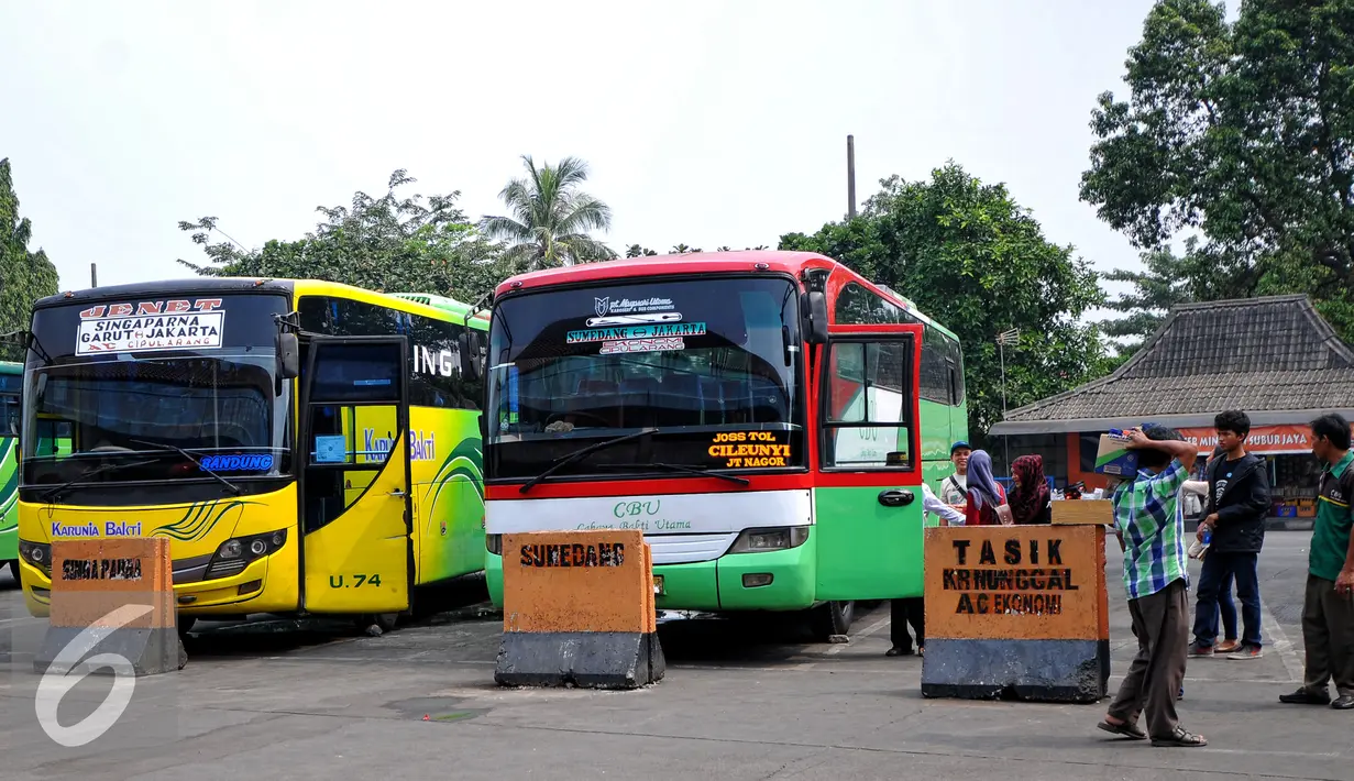 Sejumlah penumpang saat ingin menaiki bus di Terminal Kampung Rambutan, Jakarta Timur, Selasa (30/6/2015). Jelang memasuki arus mudik Lebaran 2015 terminal Kampung Rambutan masih terlihat sepi dan lenggang. (Liputan6.com/Yoppy Renato)