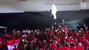 Penyanyi dangdut, Via Vallen membawakan  lagu "Meraih Bintang" pada pembukaan Asian Games 2018 di Stadion Gelora Bung Karno, Jakarta, Sabtu (18/8). Via Vallen menyanyi dengan energik, mengajak semua penonton bergoyang. (Liputan6.com/ Fery Pradolo)