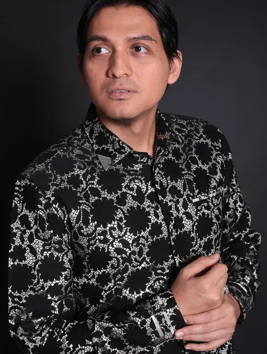 "Jadi saya begitu baca berita mbak Indadari enggak punya uang, sakit kanker, saya merasa saya harus ikut campur di situ. Insyaallah Nokia itu semua tanggungan saya, dari A sampai Z," tegas Lucky Hakim. (Febio Hernanto/Bintang.com)