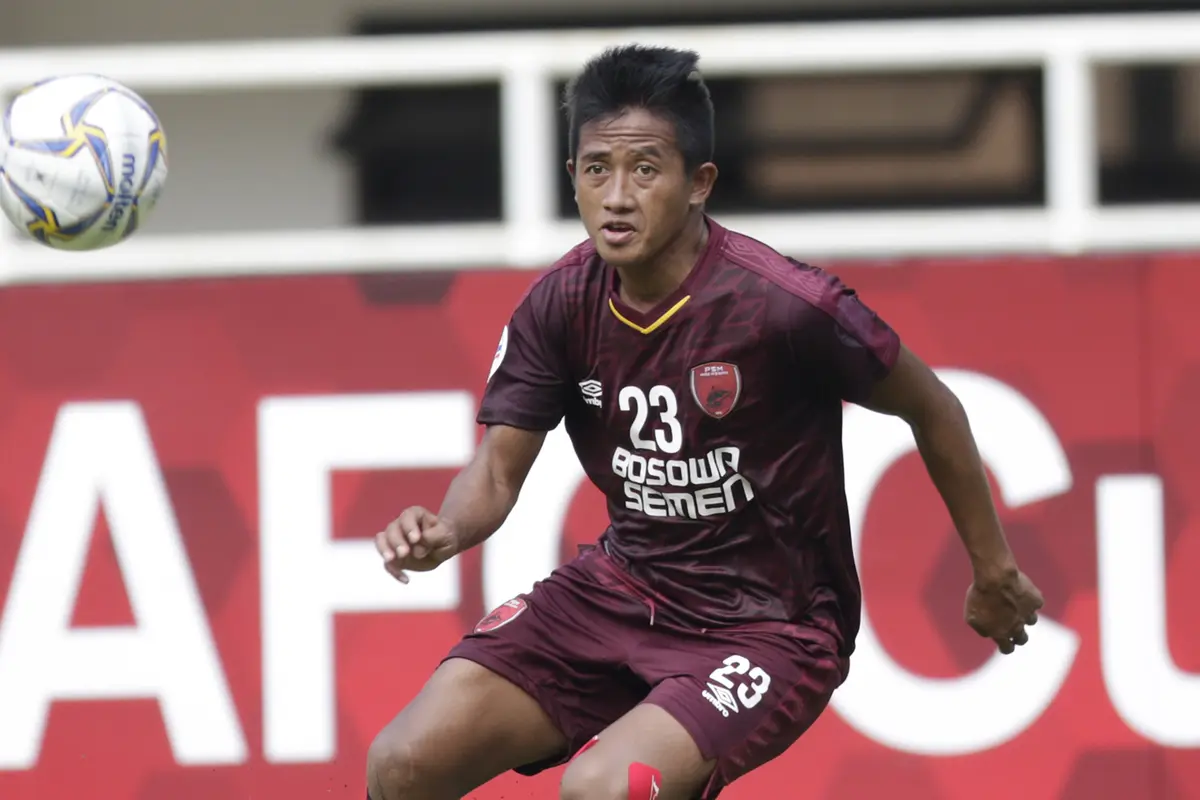 Gelandang PSM Makassar, Bayu Gatra, berusaha mengontrol bola saat melawan Lao Toyota FC pada laga Piala AFC 2019. (Bola.com/M. Iqbal Ichsan)