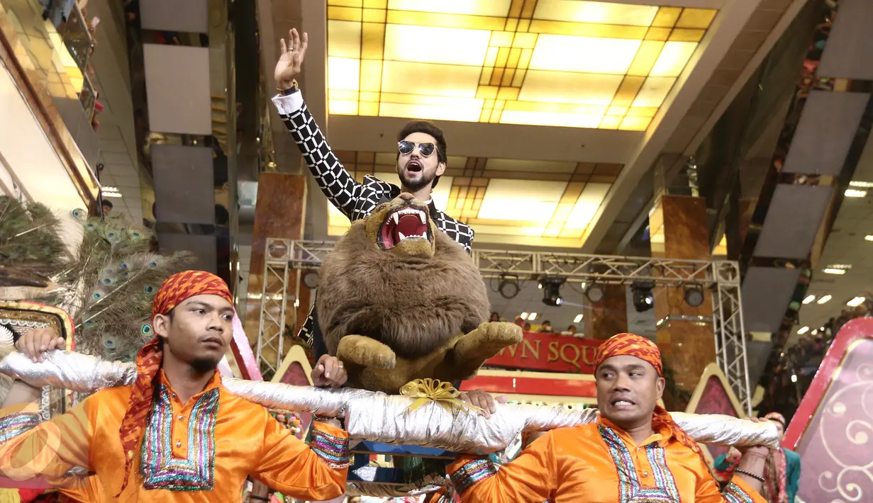 Shakti Arora diarak saat tiba di acara Meet and Greet Ranveer & Ishani di Metropolis Town Square, Tangerang, Banten, Minggu (5/3). (Liputan6.com/Herman Zakharia)