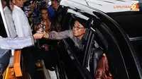 Menteri Pekerjaan Umum Djoko Kirmanto melakukan uji coba transaksi menggunakan kartu prabayar tol elektronik dalam acara peresmian Jalan Tol JORR W2 (Liputan6.com/Andrian M Tunay)
