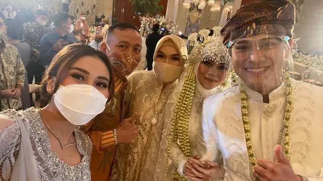 Ayu Ting Ting, Umi Kalsum dan Ayah Rozak berfoto bersama Rizky Billar dan Lesti Kejora (https://www.instagram.com/p/CSvp0qHFGtV/)