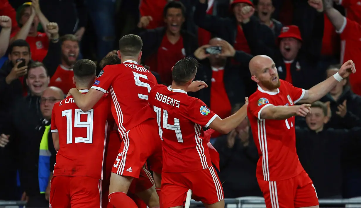 Para pemain Wales merayakan gol yang dicetak Gareth Bale ke gawang Azerbaijan pada laga Kualifikasi Piala Eropa 2020 di Cardiff City Stadium, Cardiff, Jumat (6/9). Wales menang 2-1 atas Azerbaijan. (AFP/Geoff Caddick)