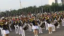 Parade marching band para sekolah tinggi di bawah Kementerian Perhubungan saat acara puncak Hari Perhubungan Nasional di Lapangan Silang Monas, Jakarta, Minggu (17/9). Acara tersebut turut dihadiri Menhub Budi Karya Sumadi (Liputan6.com/Immanuel Antonius)