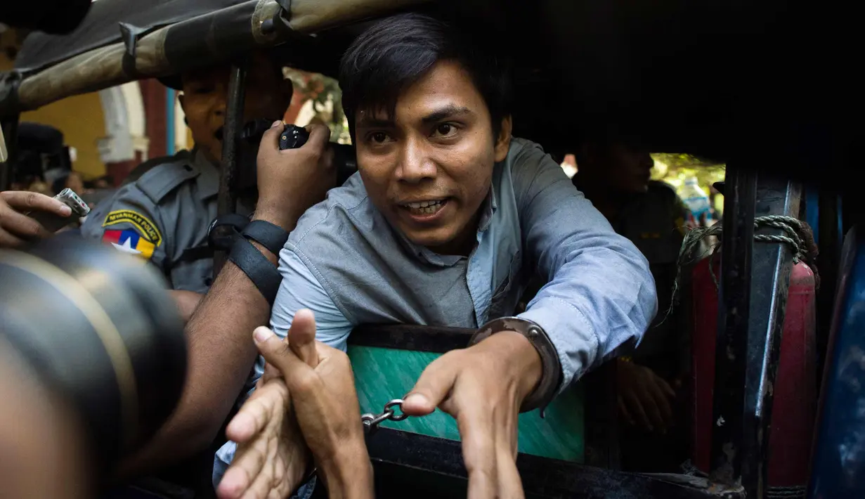 Wartawan Reuters Kyaw Soe Oo (tengah) berbicara kepada media setelah menjalani sidang di Yangon (10/1). Wa Lone dan Kyaw Soe Oo ditangkap pada 12 Desember 2017 lalu. (AFP Photo/Ye Aung Thu)