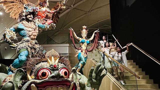 6 Gaya Hyoyeon SNSD hingga Dita Karang SECRET NUMBER Syuting di Pulau Dewata, Tampil Menawan Berkebaya Bali