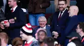 Pelatih legendaris Setan Merah, Sir Alex Ferguson, tampak tersenyum melihat Manchester United sukses melaju ke final Liga Europa 2024/2025 usai mengandaskan Athletic Bilbao dalam laga leg kedua semifinal yang dihelat di Old Trafford, Jumat (9/5/2025) dini hari WIB. (AP Photo/Dave Thompson)