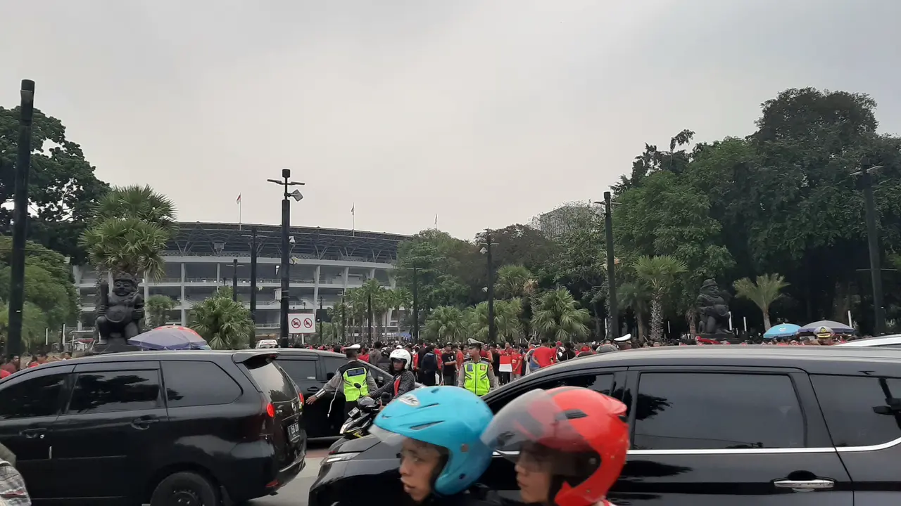 Suasana beberapa jam jelang pertandingan Indonesia vs Malaysia di Stadion Gelora Bung Karno (GBK) Jakarta. (Liputan6.com/Yopi Makdori)